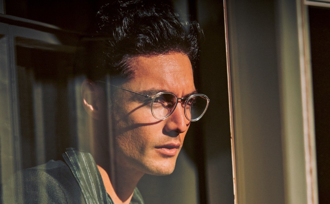 Oliver Peoples: Mann mit Brille
