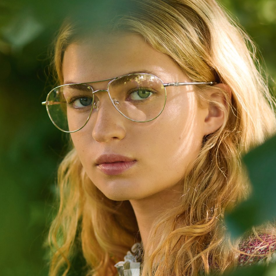 Longchamp: Frau mit Brille