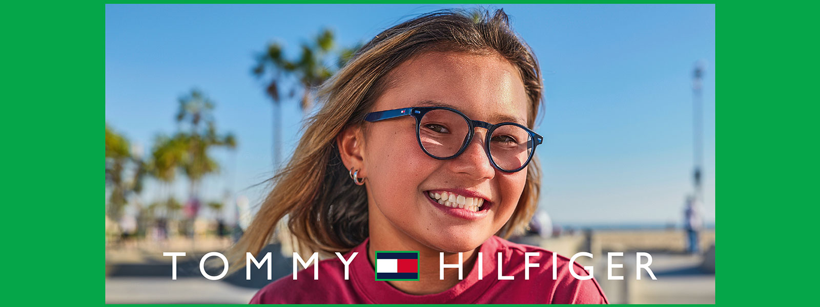 Tommy Hilfiger: Teenagerin mit Brille